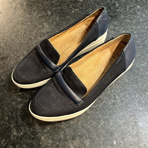 Naturalizer Women's Navy Samara Loafers - Picture 6 of 10